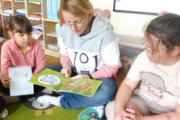 Mama Patrycji czyta dzieciom bajkę pt. "Kicia Kocia w aptece".